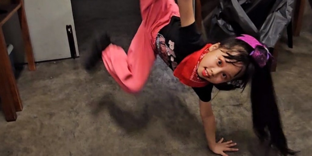 二年级学生单手倒立