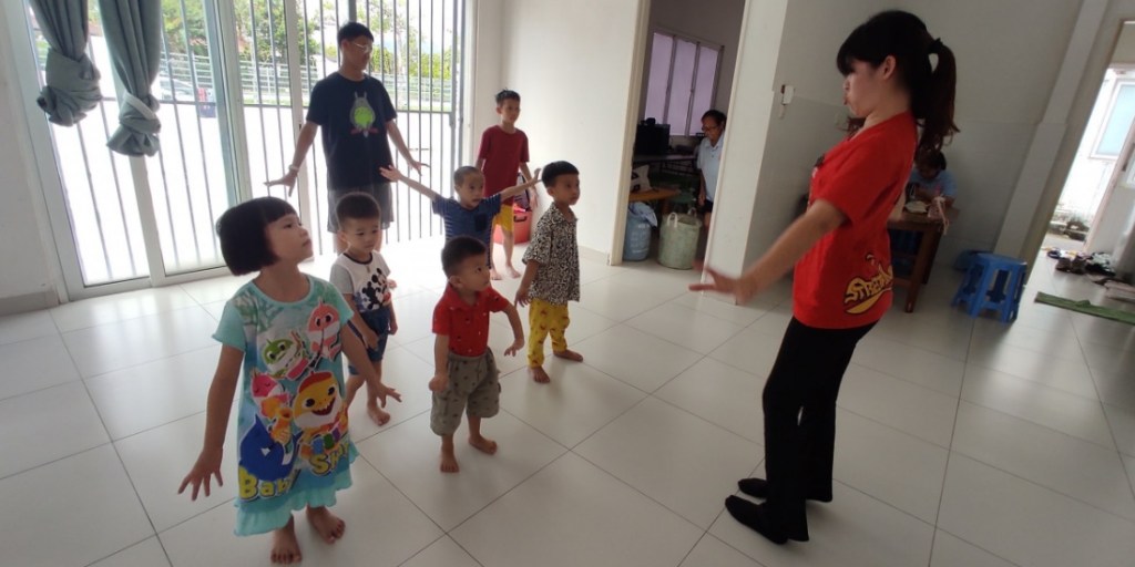 孤儿院准备圣诞节舞蹈表演