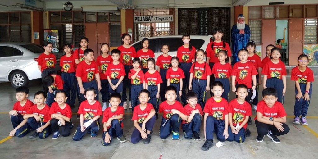 学生们表演成功