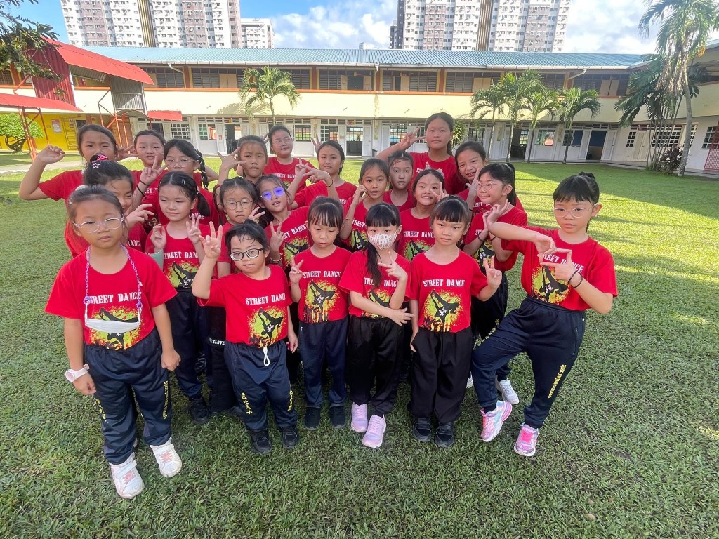 新年表演给全校人看.