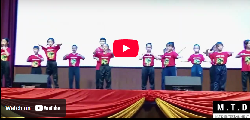 学生们在演讲比赛表演哦！太棒了！