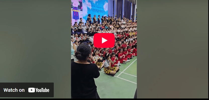 ~结束前大合唱~ 一年一次的文艺晚会表演给家长们看