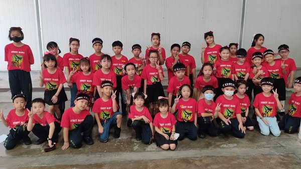 终于完成民众华小教师节表演，孩子们上了两个月时间练习，终于表演了！孩子们找到自信也爱上表演了。