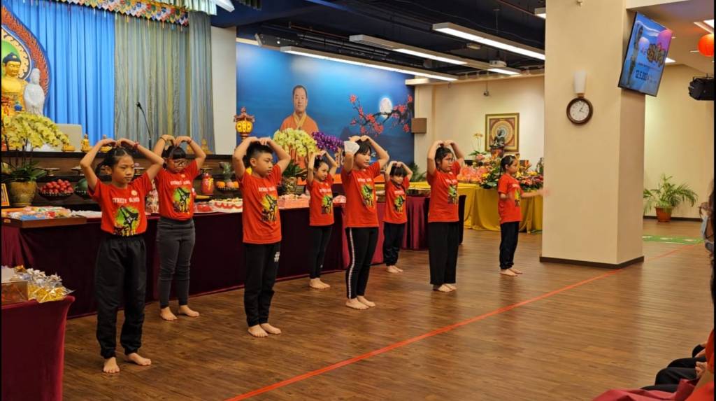 学生们代表学校出外校表演！浴佛节表演成功！