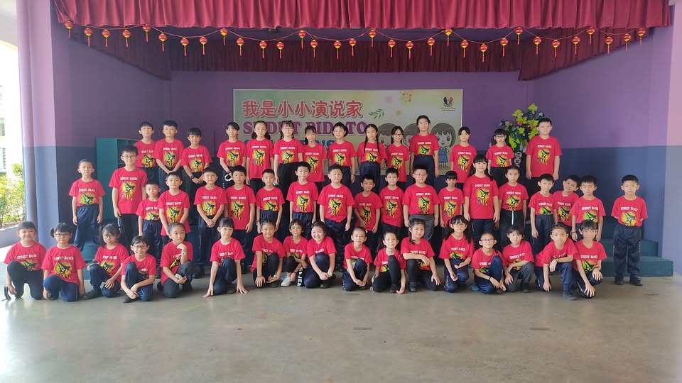 来一张123年级班级照！红色衣服好帅啊！