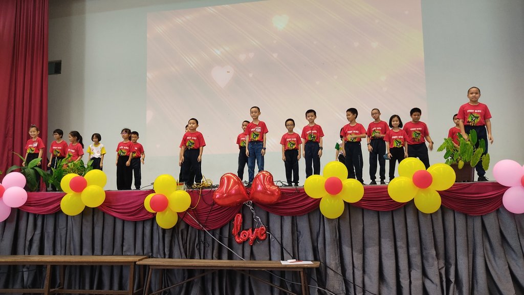 萧老师退休典礼！学生们表演一支舞蹈给她看！