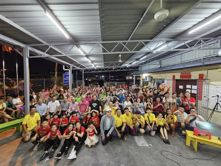 学生们在关东村一起庆祝双亲节和端午节！