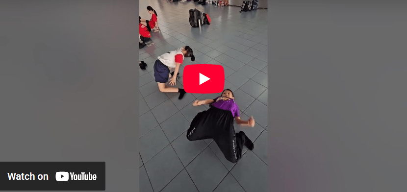 学生们在模仿Jennie 大动作！你们好厉害哦！🤩