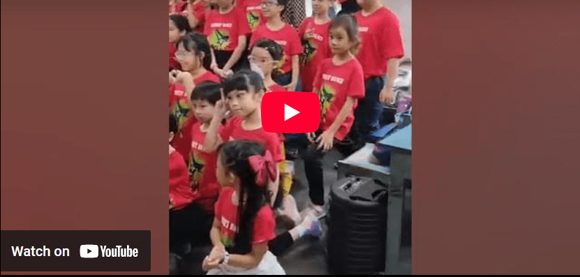 父母拍照环节，拍多多美美的照片。学生们表演成功！