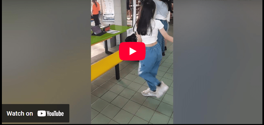 表演前复习舞蹈！