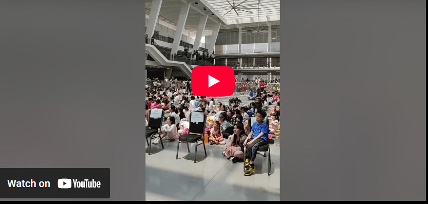 街舞大赛现场好多参赛者！