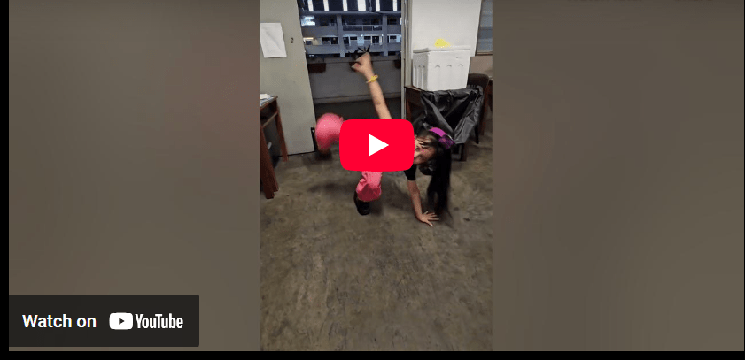 1-2年级女学生做地板动作！