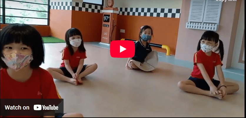 5岁的小孩上舞蹈课中在唱歌！