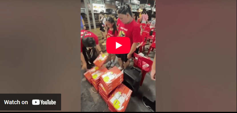 表演后派月饼和食物给学生们！谢谢主办送的礼品，学生们都很开心 😍