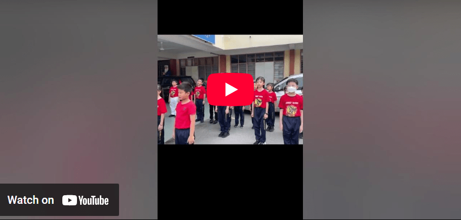 学生们表演前唱校歌！