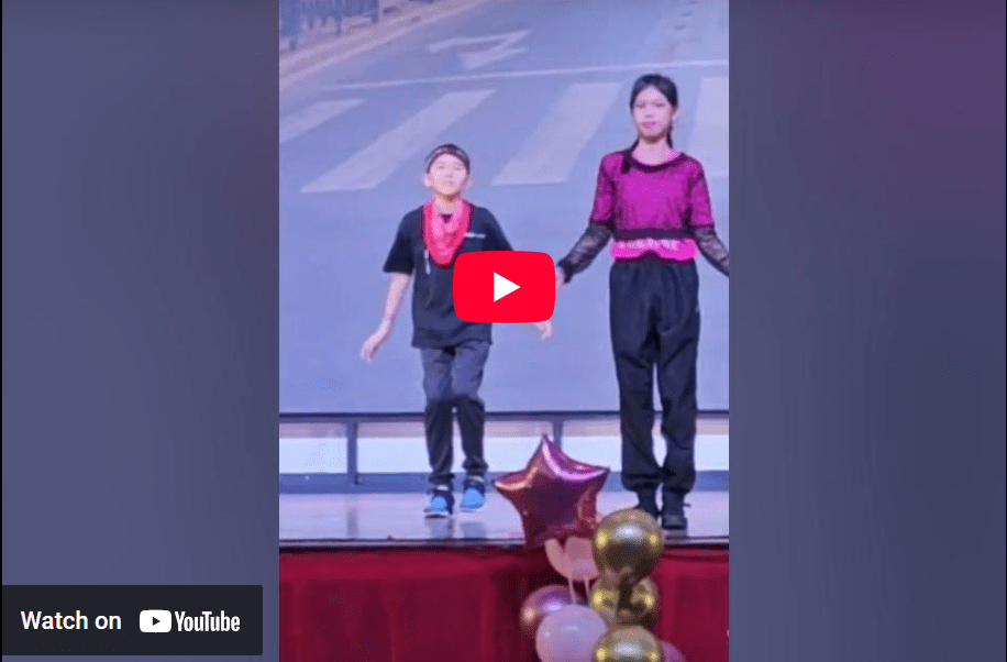 学生们在文娱晚会表演Freak